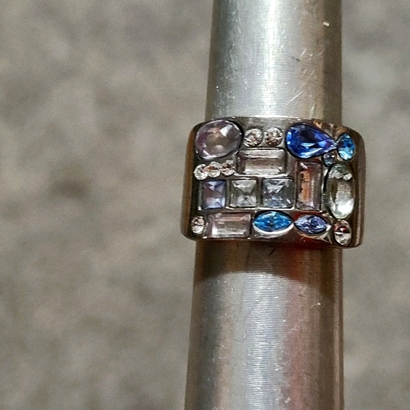 GUESS SHADES OF BLUE AND WHITE RHINESTONE CRYSTAL SILVER-TONE SIZE 7.2 RING - Picture 7 of 9